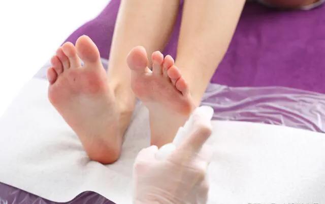 脚气足癣怎么治疗最有效,香港中医治疗脚气的偏方