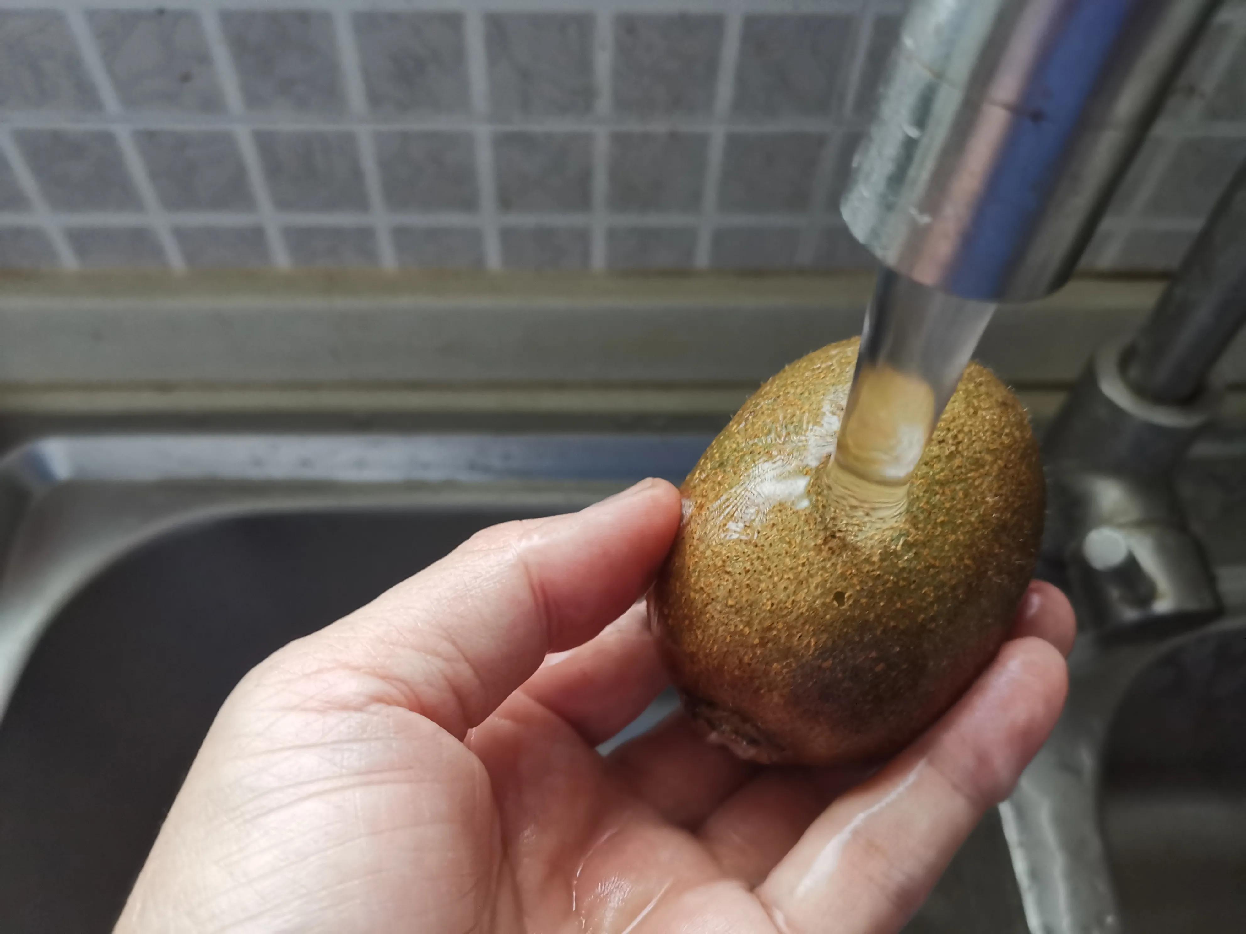 巧吃水果,吃个猕猴桃