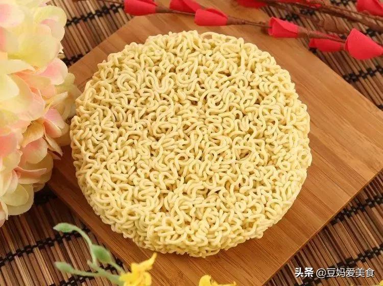康师傅方便面为啥被烫成波浪卷？网友：看完制作过程，我被治愈了