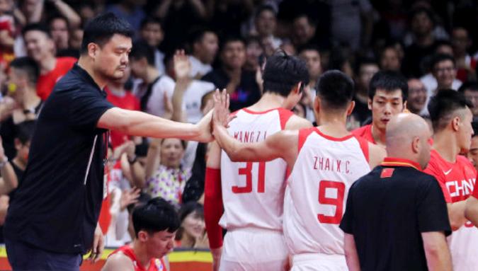 无视质疑！姚明打脸足球名记，场边亲自指导球员，露出凶狠表情