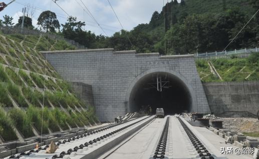 中国高铁隧道,溶洞铁路隧道