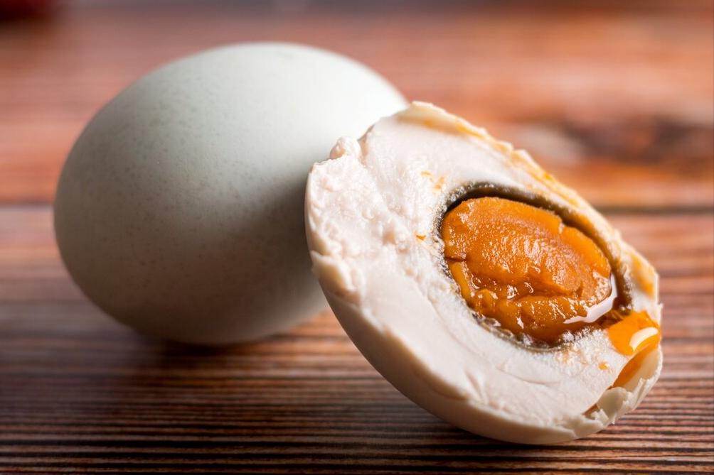 腌咸鸭蛋不要太咸还流油的做法,腌咸鸭蛋不用白酒的方法