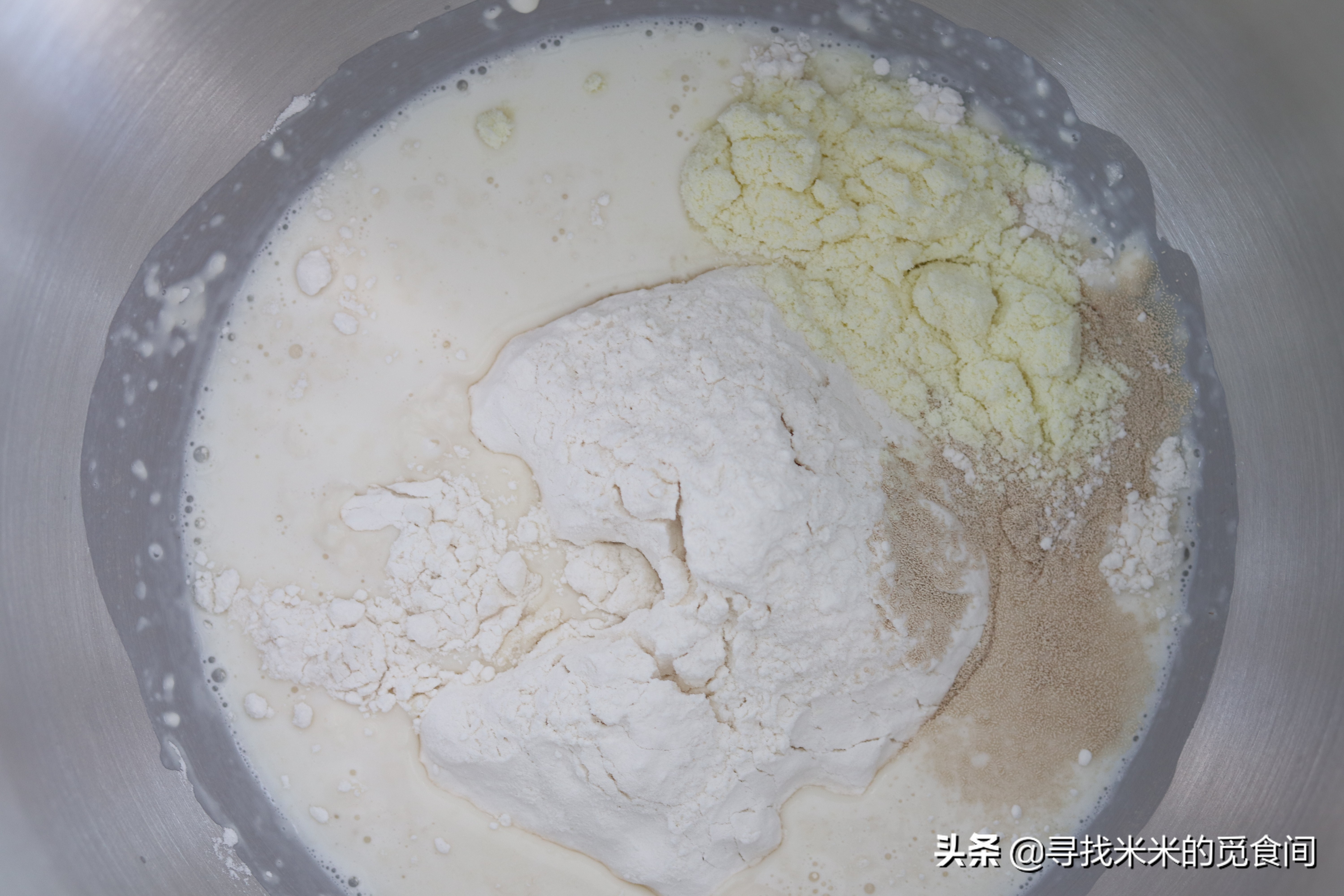 奶香浓郁的小餐包,怎样做软糯奶黄小餐包