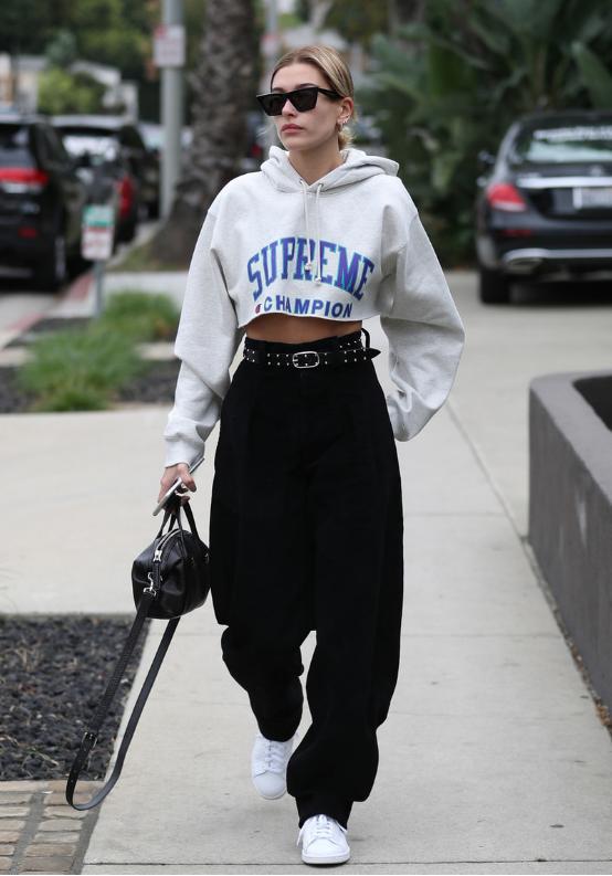 今年流行的纸袋裤怎么穿,新款流行好看显瘦百搭裤