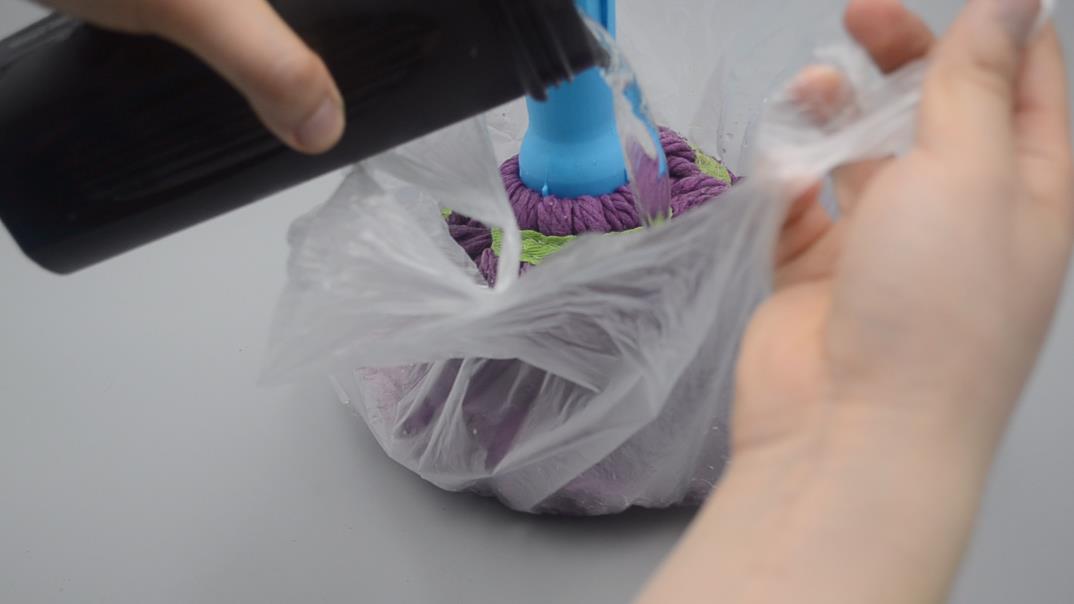 不管拖把多脏多黑，一个简单的方法，拖把洗完干净如新，真实用