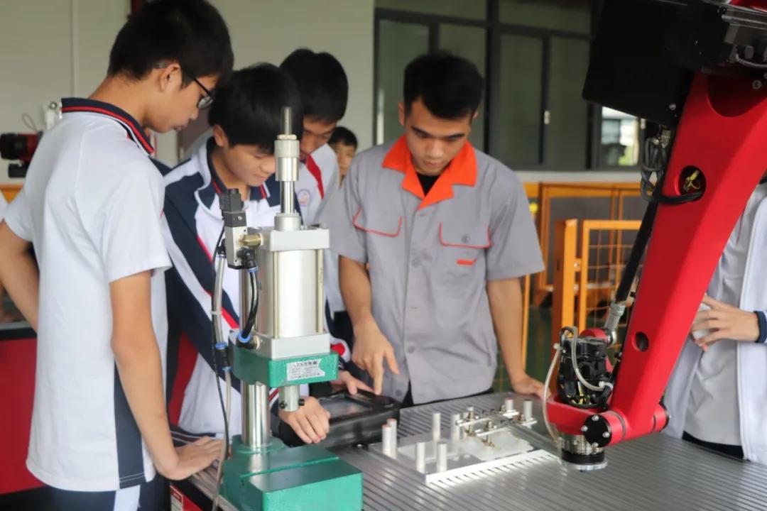 罗村商贸技工学校学费,佛山市现代商贸技工学校学费多少