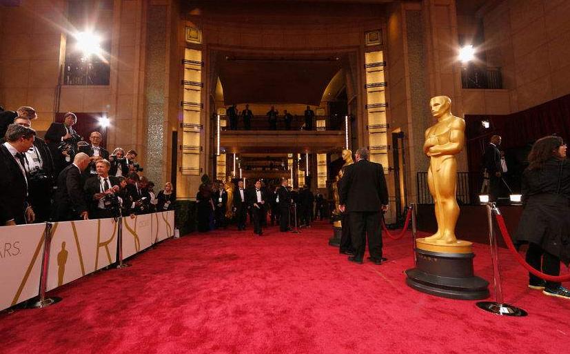 女明星的红毯礼服都只穿一次,那走完红毯后,礼服要怎样处理