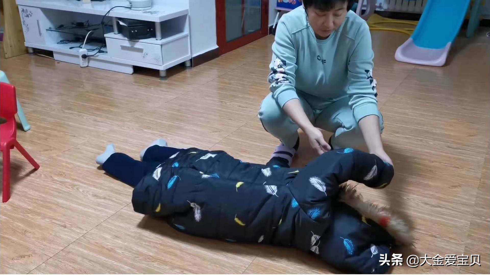 孩子不听话躺在地上哭怎么办,如何纠正孩子躺地上哭闹的习惯