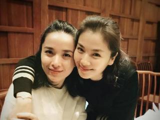 他曾是“职场男神”，娶“北电才女”李佳，今一家四口其乐融融