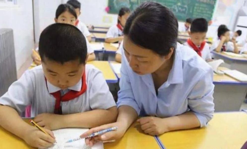 家长不想支付补课费，并向教育局举报，学生开学后悔之晚矣