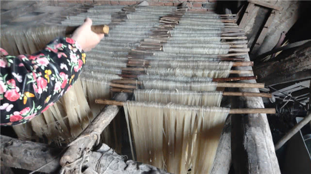 一直不知道淀粉糊怎么漏粉条：看了这个师傅的操作，全靠2锅水