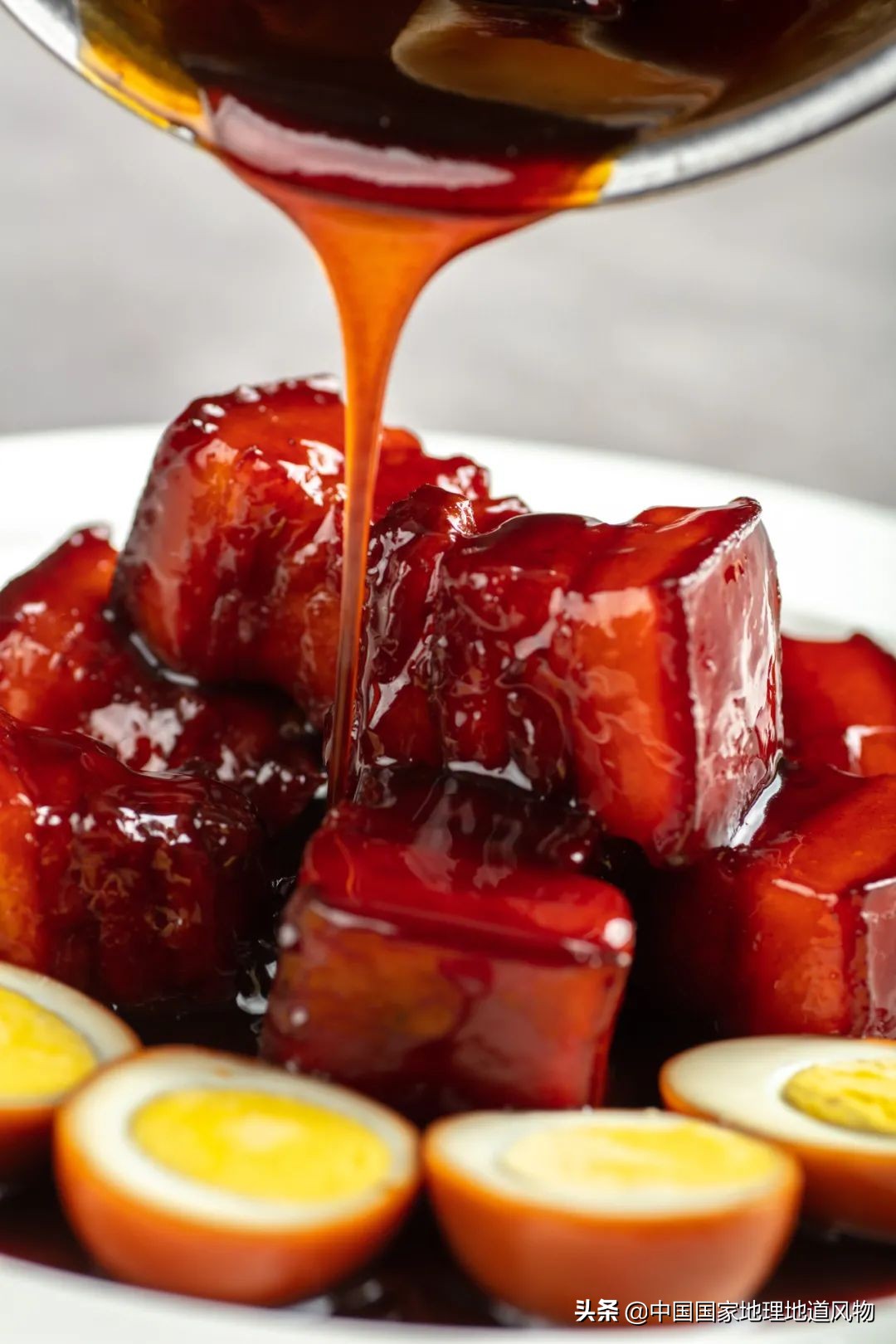 红烧肉是一道非常经典的中式菜肴,红烧肉中国家常菜的经典