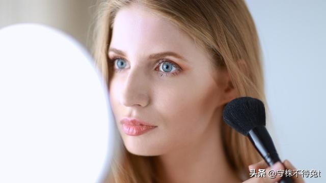 蜜獾面对三只狮子毫不畏惧,蜜獾是不是连狮子和老虎都不怕