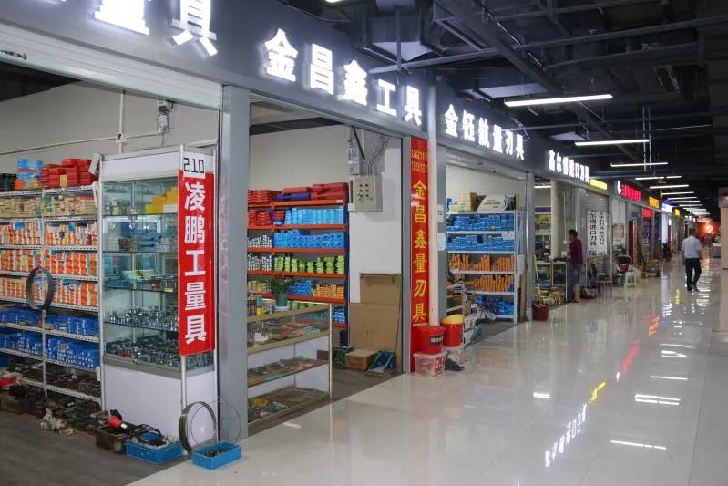 升级改造后的农贸市场夜景太美了,改造升级的农贸市场变靓了