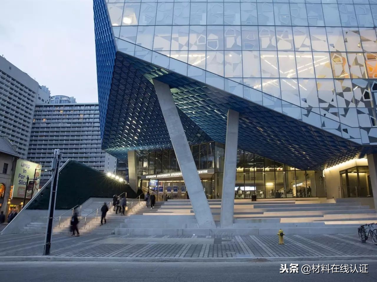 你还在用透明玻璃做立面吗？看看大师们都是怎么给玻璃上色的？