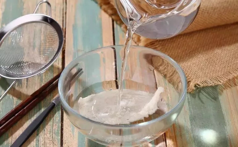 为什么干燕窝泡发后不但有细毛还有其他的杂质？这是假的吗？