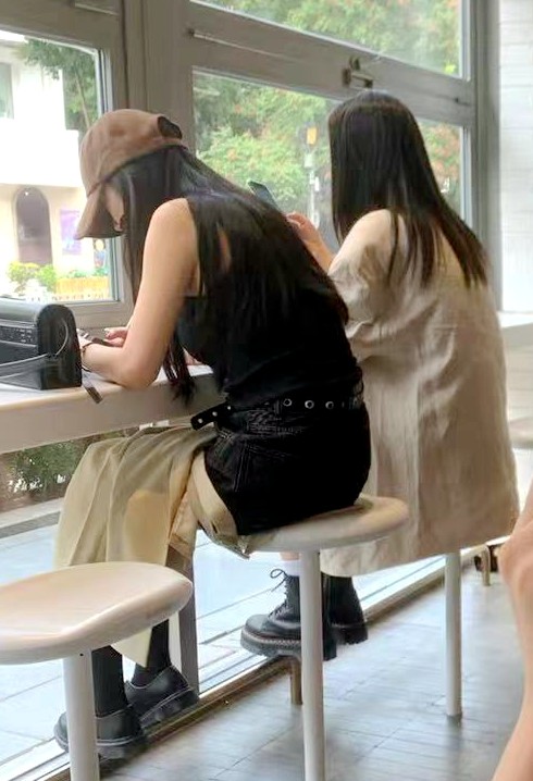 杨幂逛街被偶遇大方合影,杨幂逛街被偶遇三里屯穿搭照片