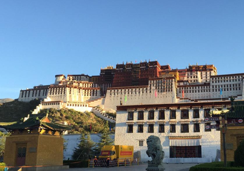 广西布达拉宫，供东南亚第一铜佛，地基挖出超大原石，建造者成谜