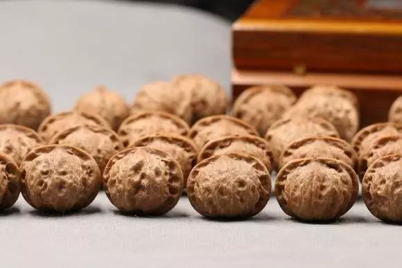 京八棱小核桃纹路和尺寸哪个重要,1.8尺寸野生小核桃手串