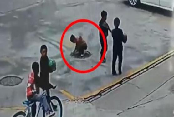 熊孩子往井盖扔鞭炮被炸飞,熊孩子往井盖中扔鞭炮被炸飞后续