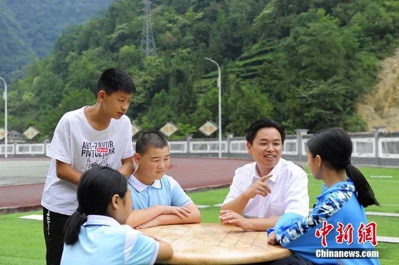 五峰*花采**乡一乡村教师弃50万高薪助500贫困学子走出大山