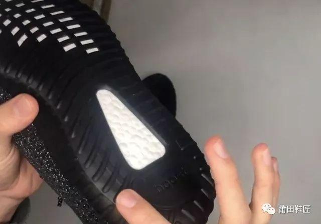 yeezy350黑满天星真假对比,yeezy350黑满天星和黑玛瑙的区别