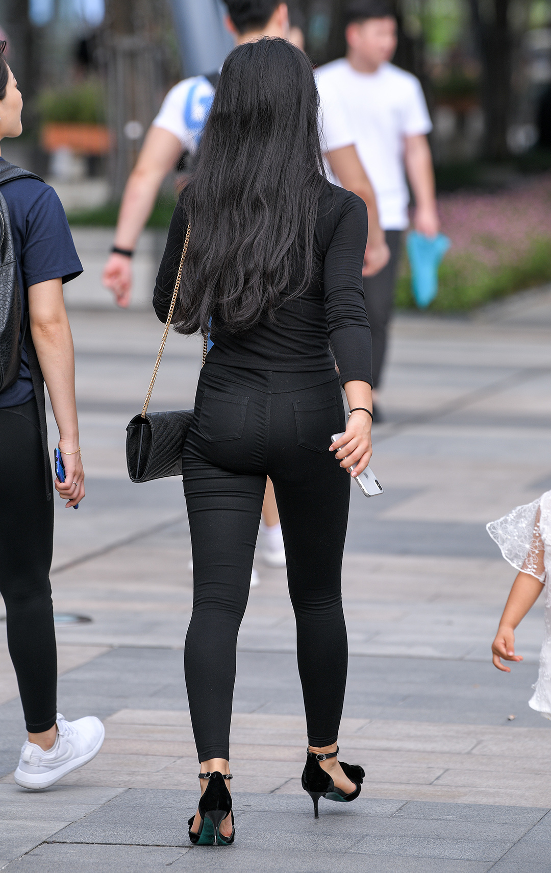 时髦牛仔裤个性穿搭惊艳四座,牛仔裤不失时尚感朝气蓬勃的气息