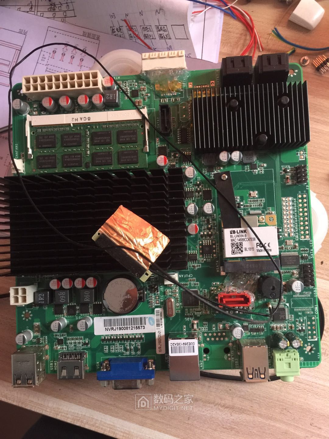 矿机“蜗牛星际”改造飞线增加PCI-E接口，配有线网卡和无线网卡