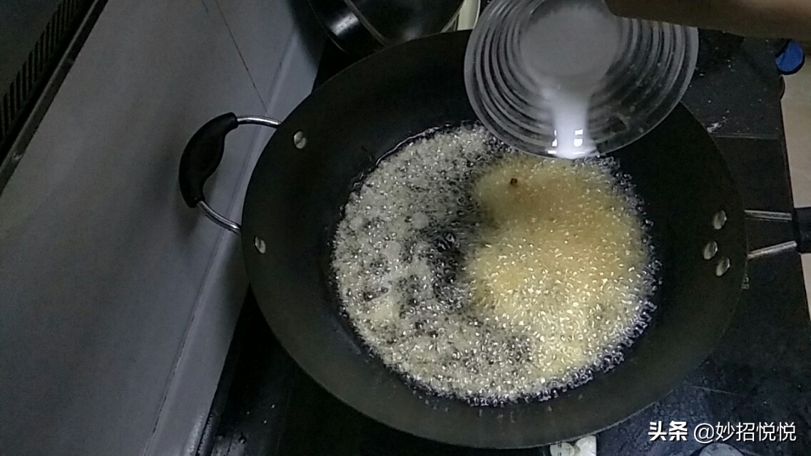 炸过东西的黑油怎样变成干净的油,炸剩的黑油怎么处理