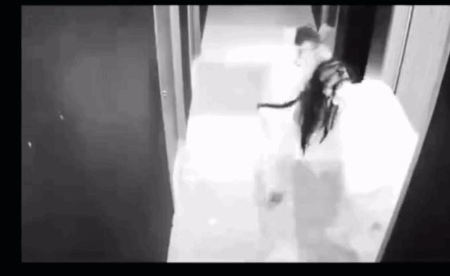 去鬼屋都被吓晕了,去鬼屋玩把工作人员给吓到