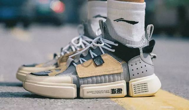 你没见过的安踏！走秀款曝光：中底霸气，系带方式新奇，霸气侧漏