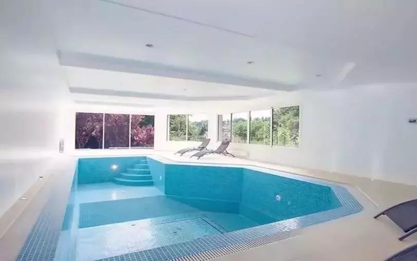 十大足球巨星豪宅,足球巨星c罗的豪华别墅