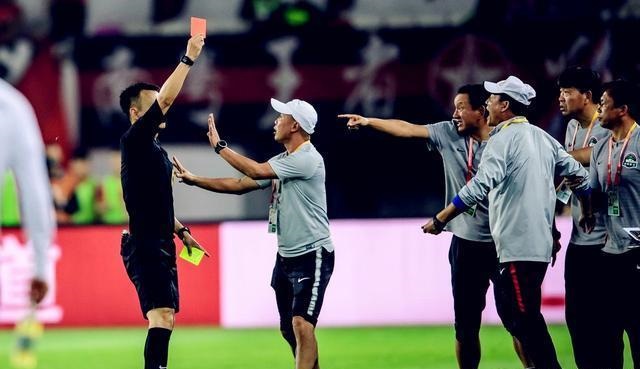 中国足球职业球员抽烟,中国足球教练违规吗