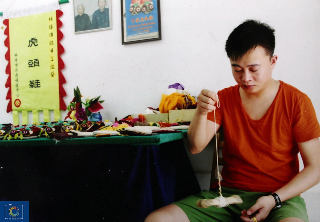 一双虎头鞋，传承100多年，别人种地他和妻子做鞋，一双能卖200元