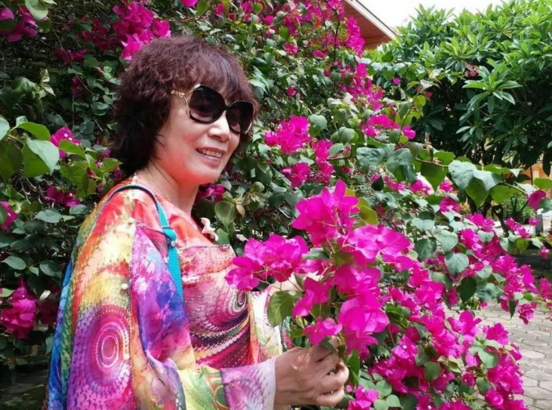 中国大妈旅游标配动作合集,中国大妈旅游拍摄姿势