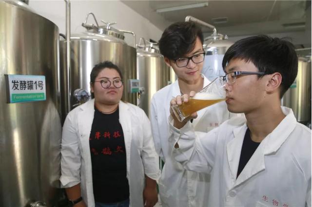 醉了！95后女大学生创业：1天卖100多桶酒，指导老师都喝胖10斤