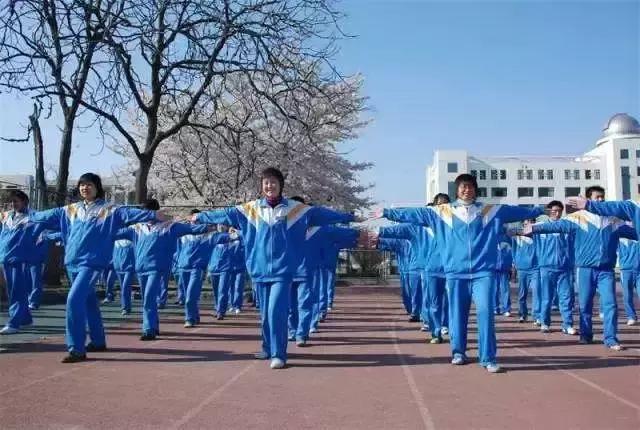 日本街头女子抗议,日本女生校服必须穿裙子吗