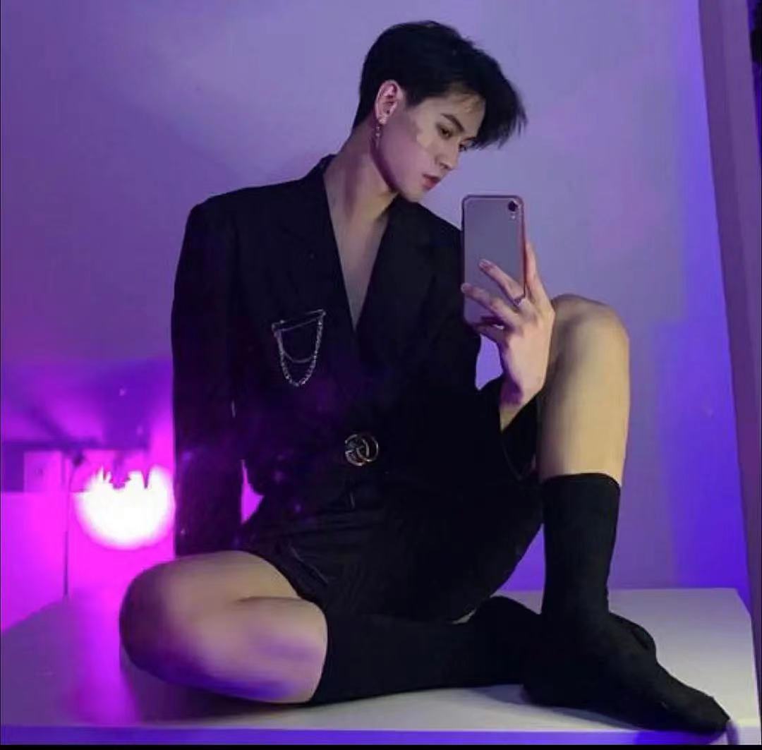 学识加成美得自然真实！温大老师像吴彦祖张震，思政老师撞脸Lisa