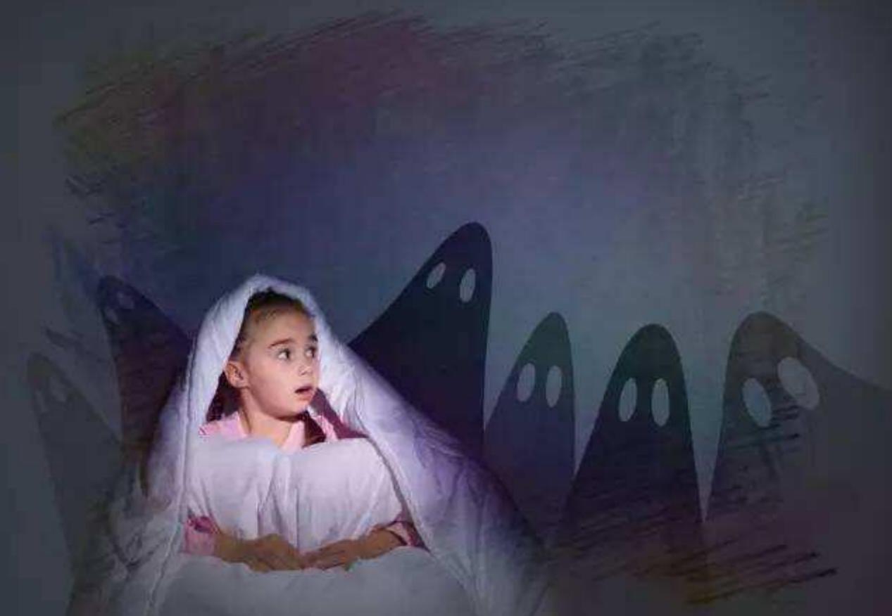 女儿忽然说在放学路上看到了鬼，父亲偷偷跟着，事后庆幸不已