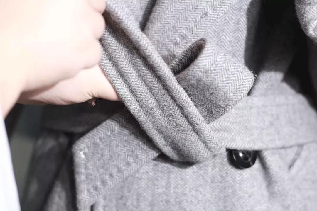 风衣后面的腰带怎么系才好看,风衣后面的腰带怎么系韩版