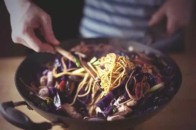 菜锅炒菜总是糊底,铁锅炒什么菜都粘锅怎么办