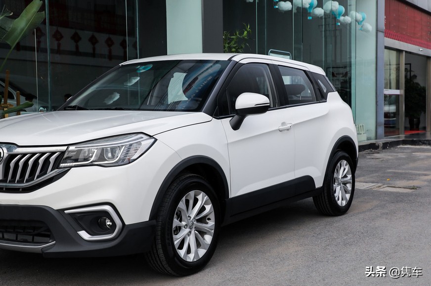 2019年中华v3自动挡顶配,2017年中华v3手动新车多少钱