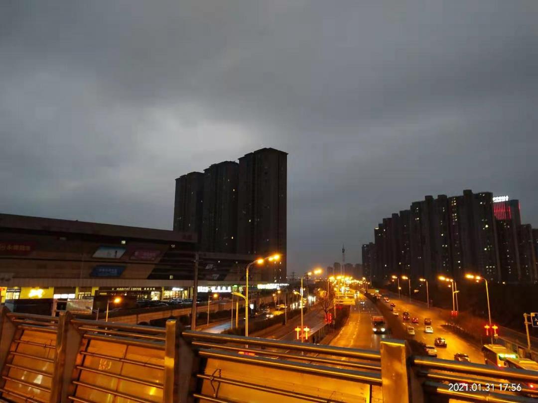 一路之隔繁华程度不一样,一路之隔和万人空巷的区别