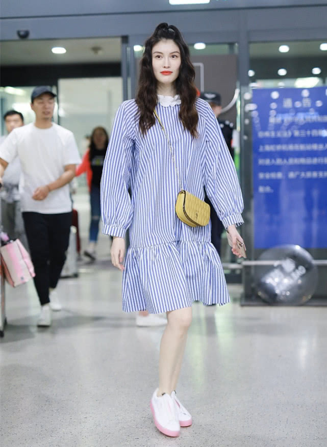 何穗杨幂穿的什么,杨幂黑色蓬蓬裙穿搭