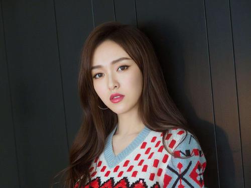 长脸自来卷适合什么好打理的发型,头发微卷脸型宽适合什么发型