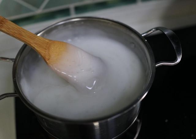 1碗面米粉5碗清水教你在家做凉粉,一碗面粉一碗水自制凉粉