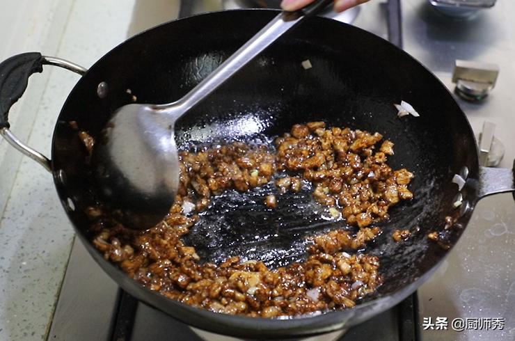 大厨教你在家做包子,蓬松又喧软,从发面到馅料配比,制作超详细