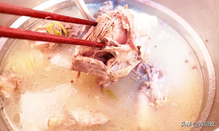 清炖羊肉煮的时候放什么调料,怎样炖羊肉排骨汤软烂无膻味