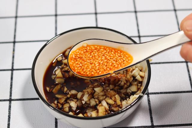 皮蛋豆腐的皮蛋怎么切,切皮蛋丁不粘刀小窍门