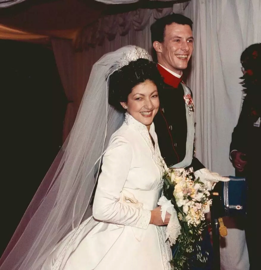 他是有中国血统的欧洲王子，父母离婚后，他只能在中国以走秀为生